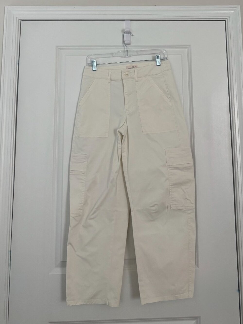 Universal Thread Women's Cream Low-Rise Barrel Leg Cargo Pants Size 4
